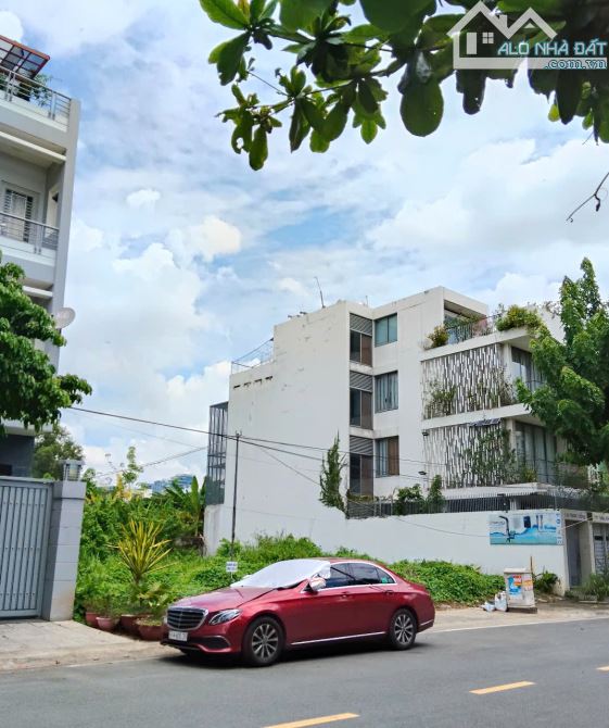 Bán gấn Lô đất DT 15m x 32m trong hẻm 12m đường Nguyễn Văn Hưởng, P.Thảo Điền---- 83 tỷ