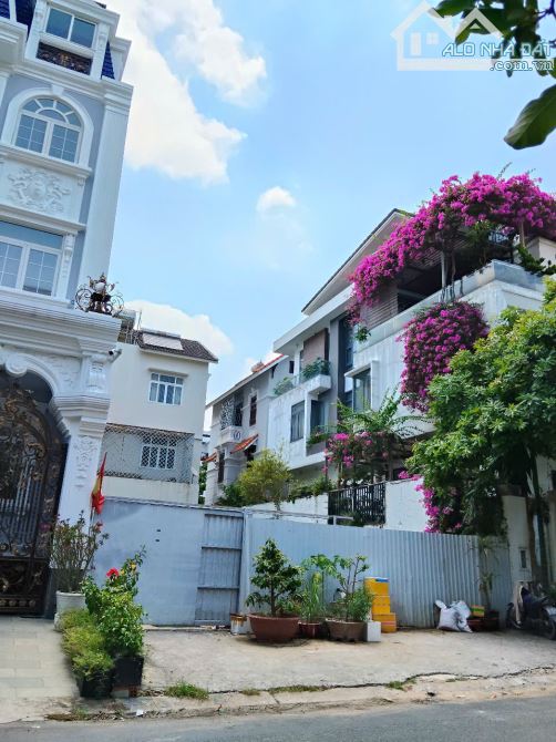 Kẹt vốn bán gấp lô đất DT 9 x 27m, đường Nguyễn Minh Hoàng, P12, Tân Bình ---- 45 tỷ