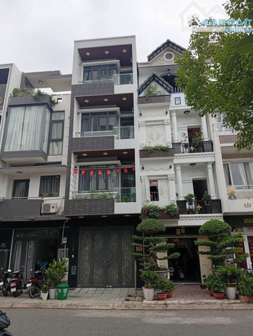 Bán Nhà Quận 7_Mặt Tiền Đường 14M_Sát Phú Mỹ Hưng_72M2+4Tầng;8PN;Đẹp Lung Linh;Chỉ 15.X Tỷ