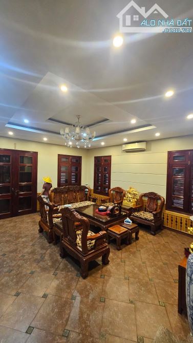 Bán căn biệt thự siêu VIP mặt đường Hậu Cần, trung tâm bãi cháy, 560m2 full nội thất