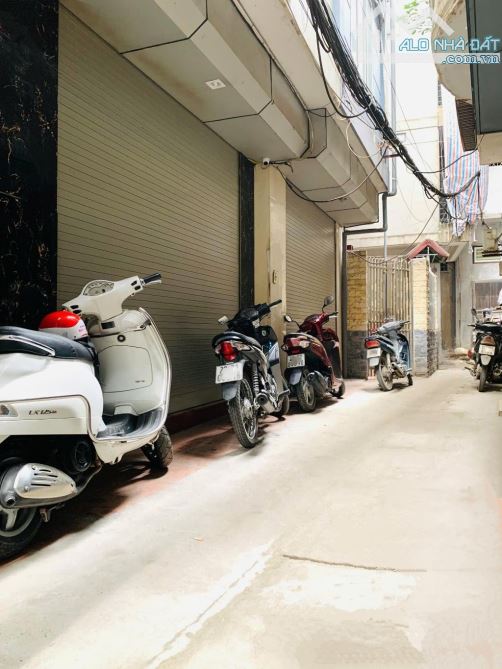 Bán nhà đẹp Ngã tư sở! 60m2 x 6T 10..tỷ - Hàng xóm Fivestar Kim Giang, dân xây, kinh doanh