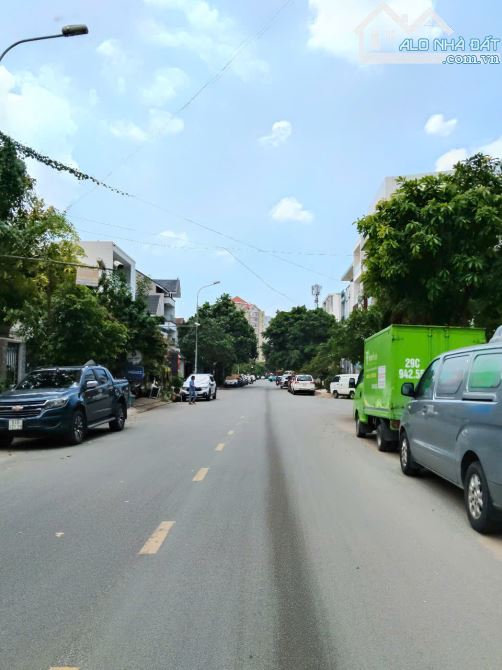 Bán gấn Lô đất DT 15m x 32m trong hẻm 12m đường Nguyễn Văn Hưởng, P.Thảo Điền---- 83 tỷ - 1