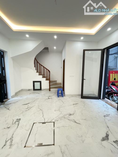 Nhà đẹp ở luôn Đường Láng Đống Đa. Sổ 62m, 5 tầng MT6m5 Giá 12 tỷ - 2