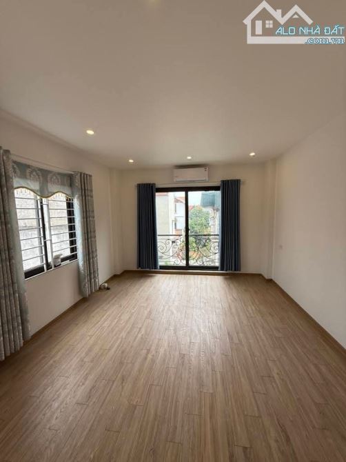 BÁN NHÀ 5 TẦNG LÔ GÓC – Ô TÔ ĐỖ CỬA – THẠCH BÀN, LONG BIÊN  📐 DT: 40m² – MT 3.9m Giá 5.tỷ - 4