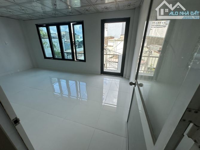 HÀNGTHƠM NHÀ MỚI ĐẸP LUNG LINH, NGANG KHỦNG 5M,NỞ HẬU TÀI LỘC, HẺM THÔNG 70M2 NHỈNH 5 - 4