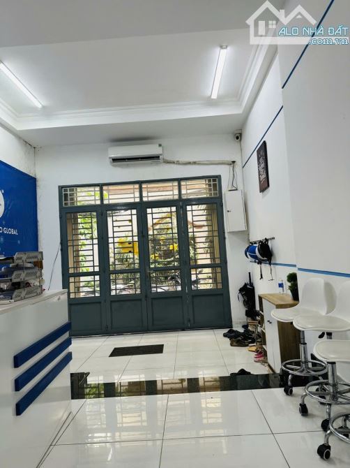 Nhà bán Q1 – Vị trí đắc địa – Sổ hồng vuông – 5PN – DT 76m2.Gía tốt khu vực - 4