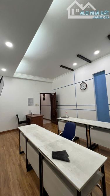 Nhà bán Q1 – Vị trí đắc địa – Sổ hồng vuông – 5PN – DT 76m2.Gía tốt khu vực - 8
