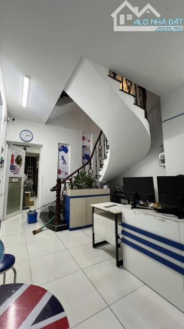 Nhà bán Q1 – Vị trí đắc địa – Sổ hồng vuông – 5PN – DT 76m2.Gía tốt khu vực - 9