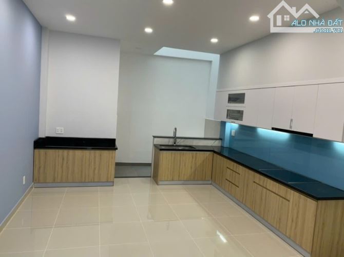 Gấp bán nhà phố Hoàng Diệu 2, Thủ Đức, giá 8.3 tỷ, 3 tầng, dt 84m2.