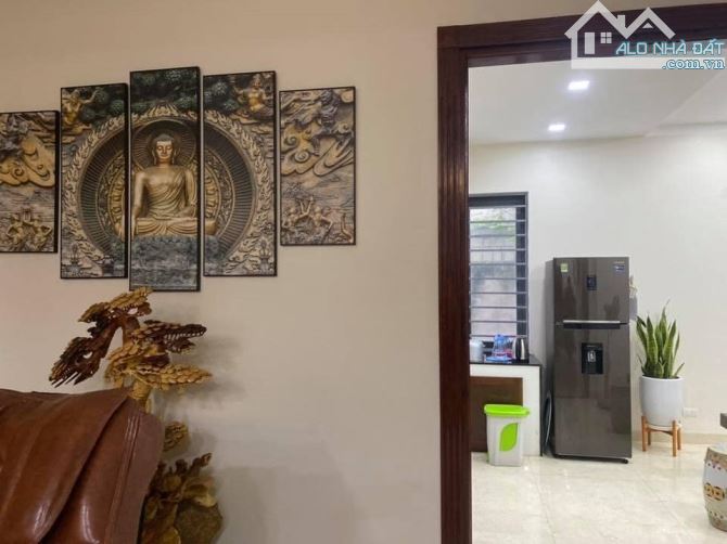 Bán nhà Lạc Long Quân, Cầu Giấy. Dt 76m², ô tô vào nhà, gần Hồ Tây, 5 tầng, giá 23.9 tỷ.