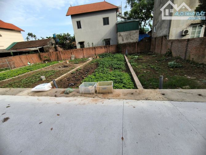 Nhỉnh 2tỷ có ngay Lô Nở Hậu 81m2 siêu đẹp Mặt Tiền Rộng 5,9m, Xe 5 chỗ đỗ cửa - 1