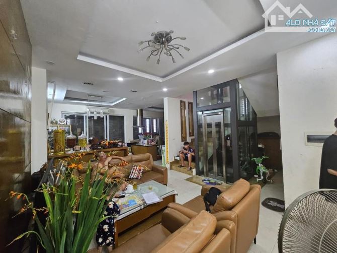 Bán nhà Hoàng Hoa Thám -Tây Hồ - 95M2 - 5 TẦNG, Thang Máy , MT 8m -  Gần Phố - 17 Tỷ Hơn
