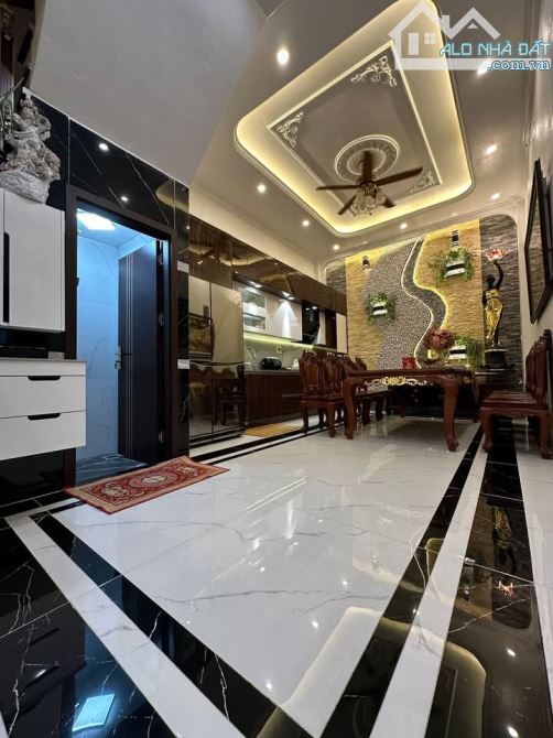 Nhà đẹp 3 tầng mặt đường Đinh Thị Ván