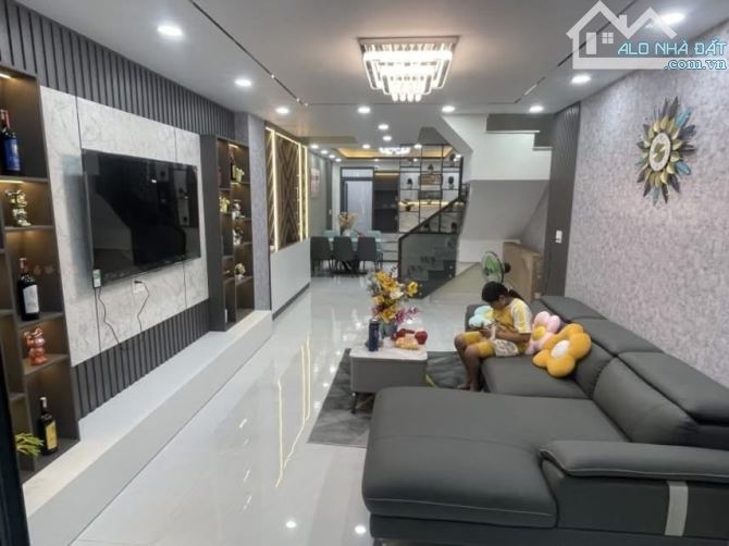 NHÀ ĐẸP-FULL NỘI THẤT-HXH 6M-GẦN MẶT TIỀN-CẠNH TÂN HƯƠNG-NGANG 4 X 17.7-5 TẦNG-HƠN 8 TỶ