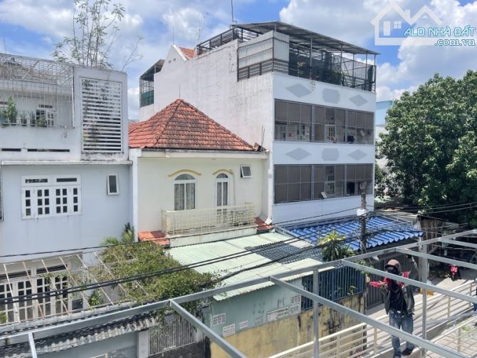 Gấp bán nhà 3 tầng, dt 200m2, thu nhập 1 tỷ/năm, gần Hoàng Diệu 2, Thủ Đức.