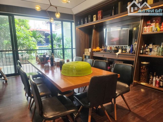 BÁN NHÀ HỒNG TIẾN 130M2,, 7 TẦNG THANG MÁY, MT RỘNG, GẦN MẶT PHỐ, NỘI THẤT ĐẸP, BỂ CÁ KOI