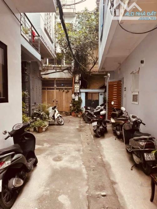 Bán nhà Phố Vọng 27m2, 3T, mt 7.2m oto đỗ cửa, 15m ra phố, ngõ thẳng, chưa sổ. Giá 3.25 tỷ
