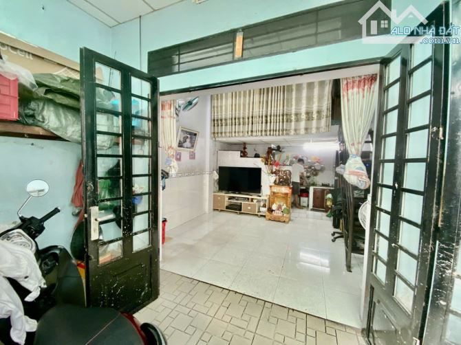 Nhà gần mặt tiền, đối diện chung cư Celadon, 3.3 tỷ