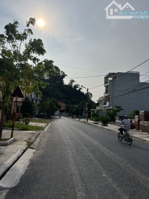 VẪN Còn 100m2 ngang 5m Tuyến 1 Mặt Đường Thanh Niên Ngọc Xuyên Đồ Sơn HP. giá 3,x tỷ.