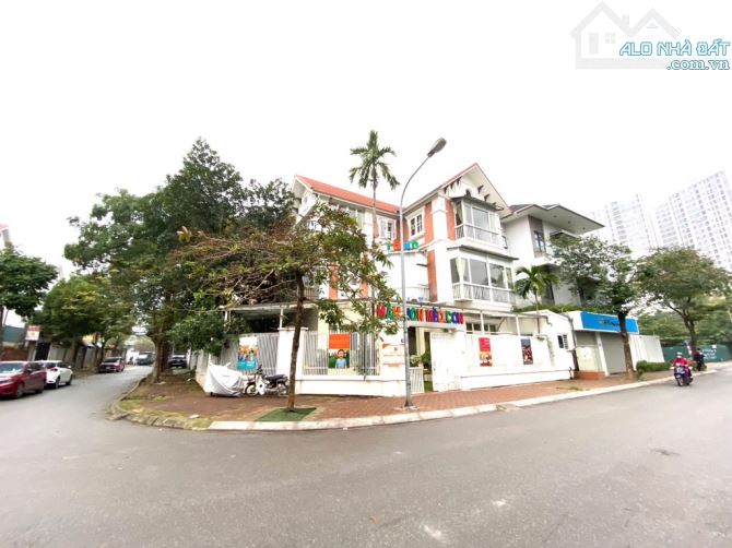 Bán Biệt Thự Mặt Phố Khu Resco Cổ Nhuế - Lô Góc - Ô Tô Tránh - Vỉa Hè - View Vườn Hoa