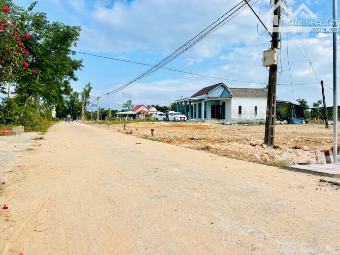ĐẤT GIÁ RẺ VEN BIỂN CHỈ 299 TRIỆU/LÔ - GẦN NGAY UỶ BAN, TRƯỜNG HỌC, CHỢ