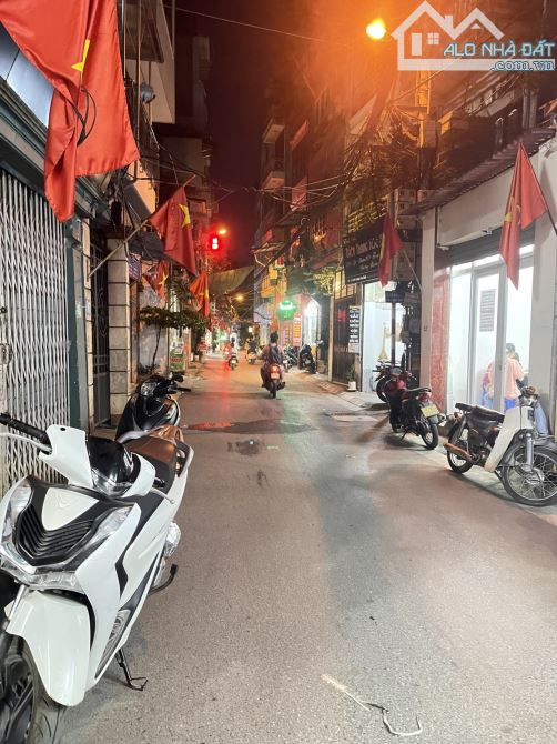 Cho thuê nhà phố Láng Hạ, Đống Đa, 35m2 đi khóa về mở, mặt ngõ ô tô KD