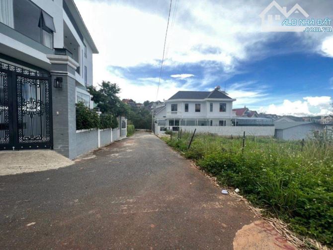 CÁCH HXH 1KM ĐẤT BẰNG PHẰNG VẠN HẠNH 233M GIÁ 9.5 TỶ
