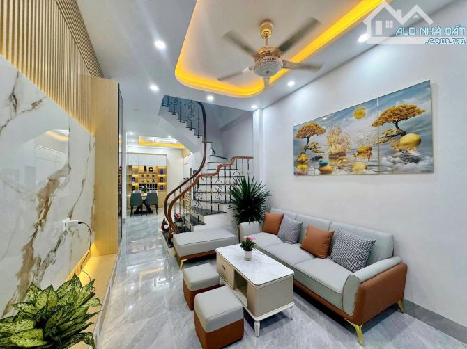 Trần Thái Tông Cầu Giấy 35m2 xây 5 tầng nhà đẹp  gần phố giá 7tỷ