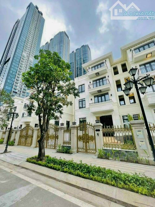 (Biệt thự Q1) Bán Biệt thự góc 2MT rẻ nhất Q1. 12.5x19 vuông. CN:240m2 Giá chỉ 130 tỷ