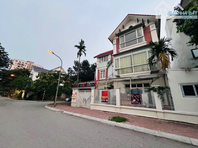 BIỆT THỰ ĐƠN LẬP PHẠM VĂN ĐỒNG 236M2X4 TẦNG- LÔ GÓC 3 MẶT THOÁNG CỰC HIẾM