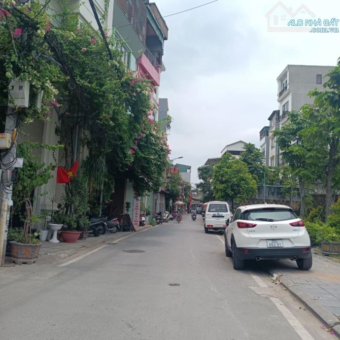 NHÀ PHỐ TRẠM 35M2, 5 TẦNG, Ô TÔ ĐỖ CỔNG , NGÕ THÔNG, GẦN MẶT PHỐ, CHỈ NHỈNH 5 TỶ