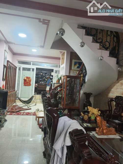 bán biệt thự 26 tỷ/ 200 m2 trần não , quận 2