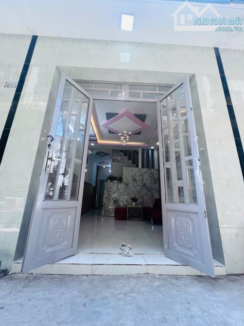 Nhà 1 Lầu Đẹp 4 x 10m, Sát Đường Nhựa 2PN 2WC Full Nội Thất Đẹp. Sổ Hồng Sẵn