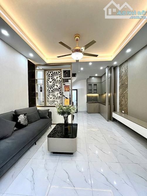 Bán Nhà Cổ Linh, Long Biên 5T, 32m2, giá 6,5 tỷ Ô Tô Đỗ Gần