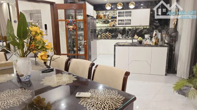 BÁN NHÀ PHỐ NGUYỄN KHÁNH TOÀN - LÔ GÓC 121M² x 8T THANG MÁY - Ô TÔ TRÁNH - GIÁ 69 TỶ