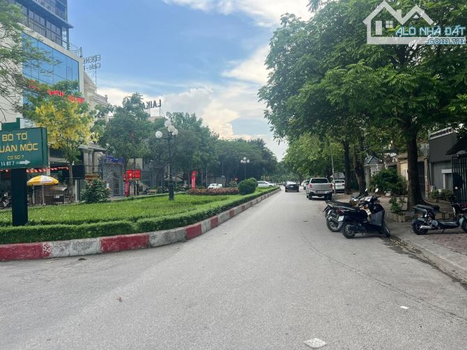 Bán biệt thự KĐT Văn Quán, nhà thuộc trục chính, cách hồ 20 m, diện tích 210 m2 giá 79 tỷ. - 1