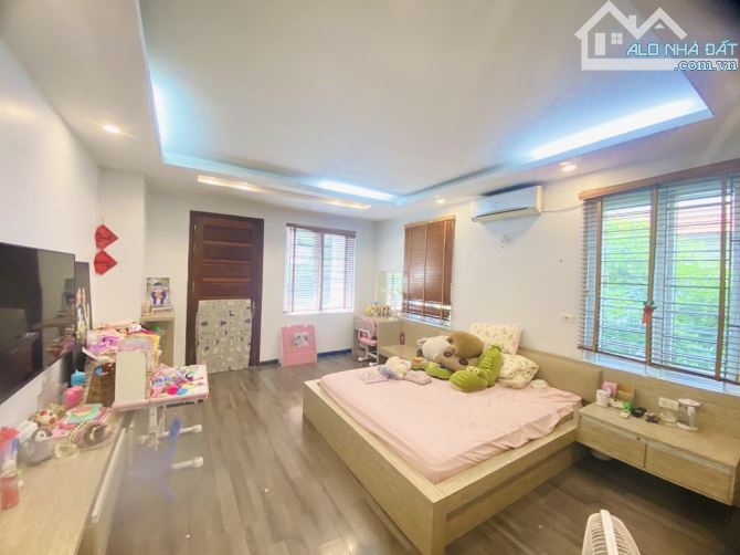 Siêu phẩm ! Bán Biệt Thự Việt Hưng DT:198m2.Mặt phố ô tô tránh , Kinh Doanh ,View vườn hoa - 1