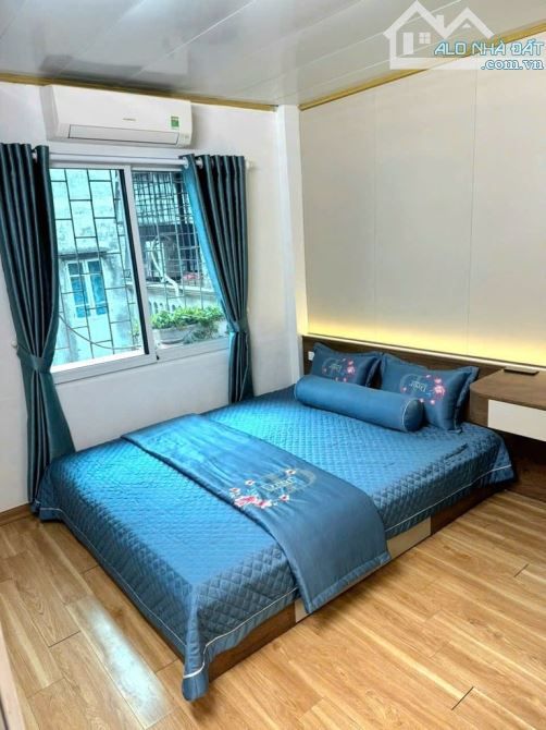 Bán nhà phố hoàng cầu ô tô đỗ cách 10M gần hồ hoàng cầu công viên 1/6 - 1
