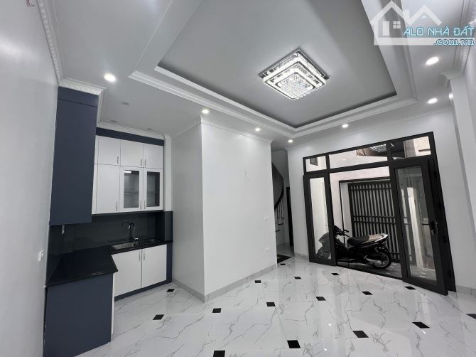 Bán nhà Phố Vọng 36m2, 5T thang máy, gần phố, có sân cổng riêng. Giá 8.89 tỷ sổ đỏ riêng