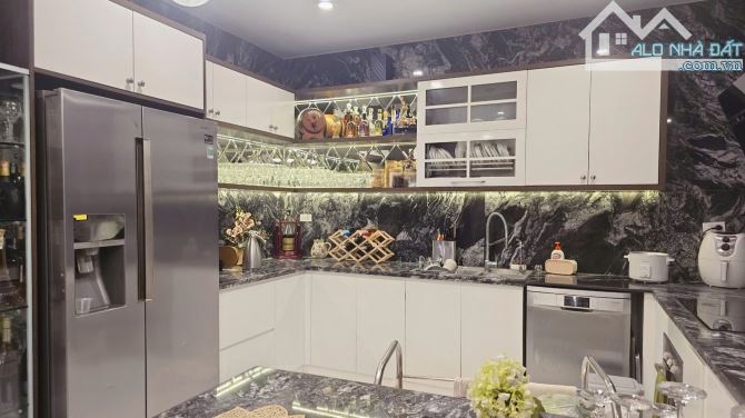 BÁN NHÀ PHỐ NGUYỄN KHÁNH TOÀN - LÔ GÓC 121M² x 8T THANG MÁY - Ô TÔ TRÁNH - GIÁ 69 TỶ - 1