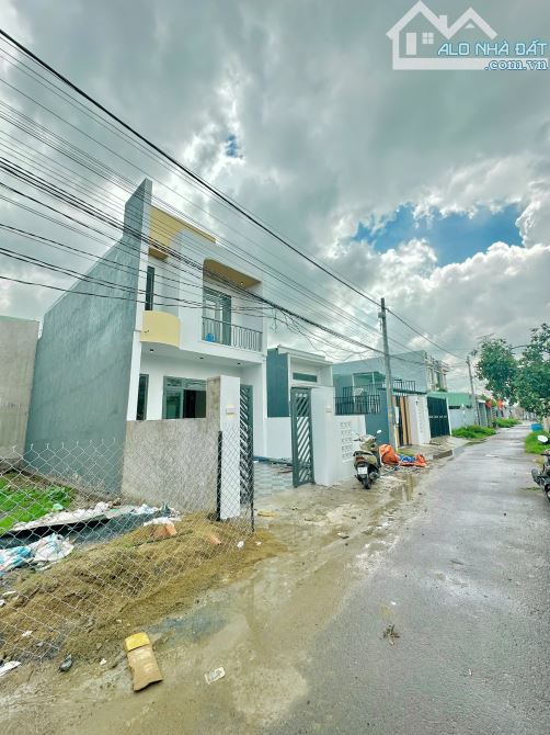 BÁN GẤP NHÀ MẶT TIỀN KINH DOANH XÂY DỰNG KIÊN CỐ 1 TRỆT 1 LẦU, SAU TRƯỜNG TH TÂN PHÚ ẤP 5 - 12