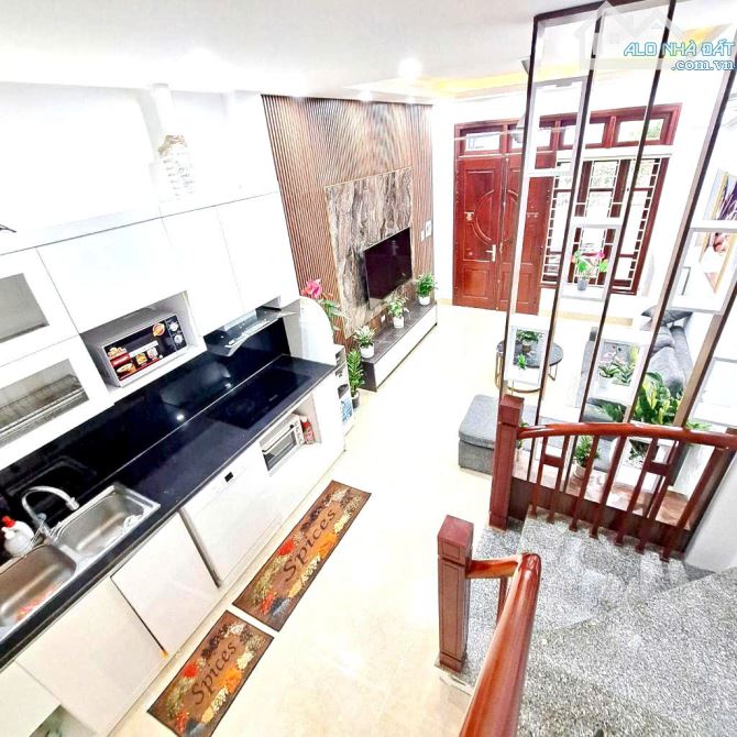CẦN BÁN GẤP - NHÀ ĐẸP LONG BIÊN - NGON - BỔ -  RẺ - VỊ TRÍ ĐẸP, ĐẮC ĐỊA - VIEW THOÁNG - NG - 2