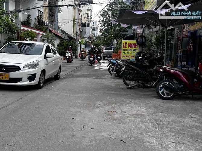 NHÀ CẤP 4 NGAY P.Bình thuận Q7  - DT 110m2 Xe hơi vào tận nhà - 2