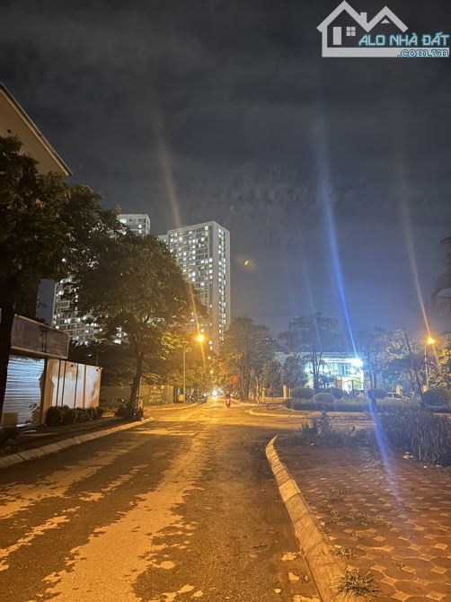 Bán Biệt Thự Mặt Phố Khu Resco Cổ Nhuế - Lô Góc - Ô Tô Tránh - Vỉa Hè - View Vườn Hoa - 2