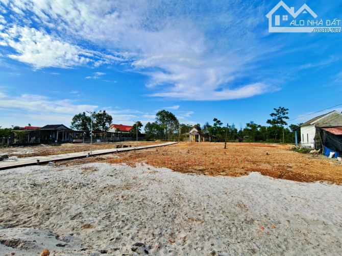 ĐẤT GIÁ RẺ VEN BIỂN CHỈ 299 TRIỆU/LÔ - GẦN NGAY UỶ BAN, TRƯỜNG HỌC, CHỢ - 2