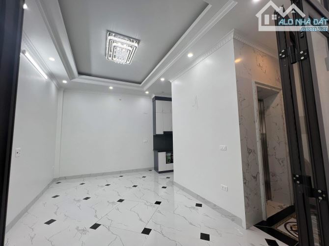 Bán nhà Phố Vọng 36m2, 5T thang máy, gần phố, có sân cổng riêng. Giá 8.89 tỷ sổ đỏ riêng