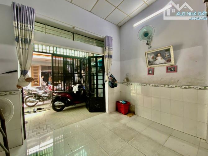 Nhà gần mặt tiền, đối diện chung cư Celadon, 3.3 tỷ - 3
