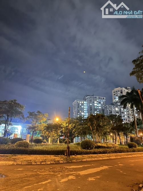 Bán Biệt Thự Mặt Phố Khu Resco Cổ Nhuế - Lô Góc - Ô Tô Tránh - Vỉa Hè - View Vườn Hoa - 3