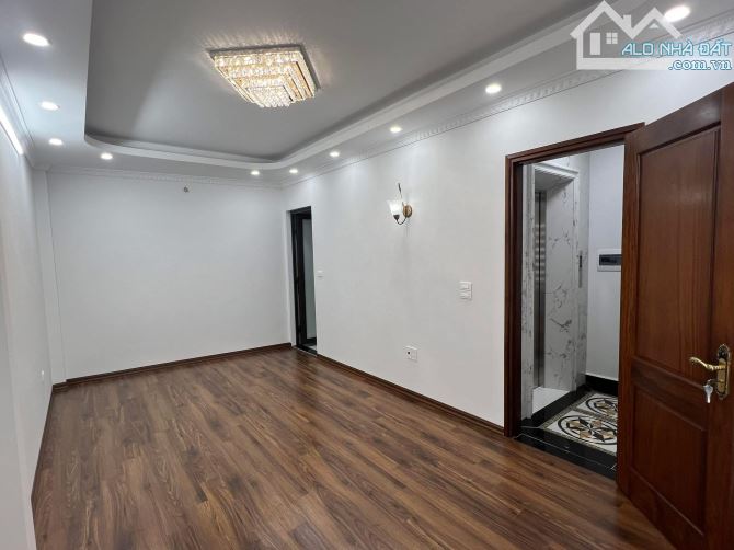 Bán nhà Phố Vọng 36m2, 5T thang máy, gần phố, có sân cổng riêng. Giá 8.89 tỷ sổ đỏ riêng