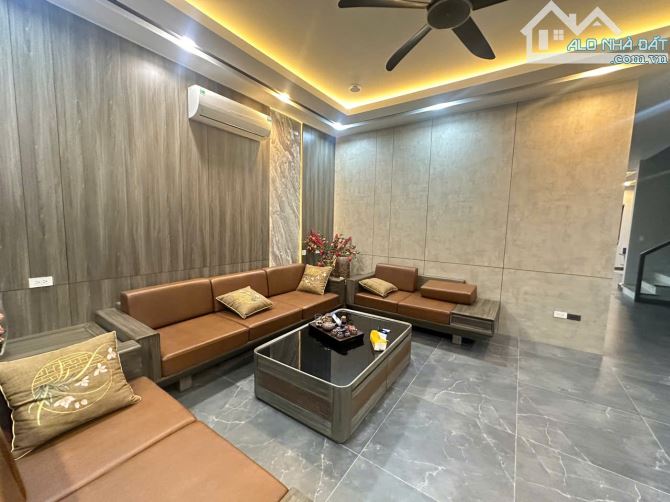 BÁN RẺ Biệt Thự 3 Tầng  – Gara Ô Tô – Đường To 8M, View Dự Án – Giá Tốt Hơn Mua Đất . - 3